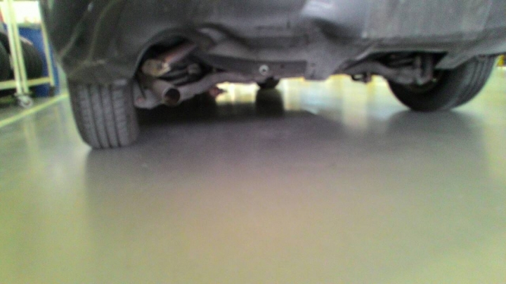車屁股被撞了.....