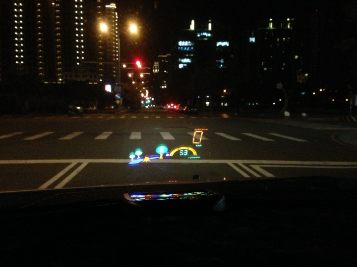 [分享] Carmia 新一代抬頭顯示器 讓開車結合趣味遊戲