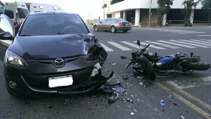 綠燈過路口被對向左轉機車撞