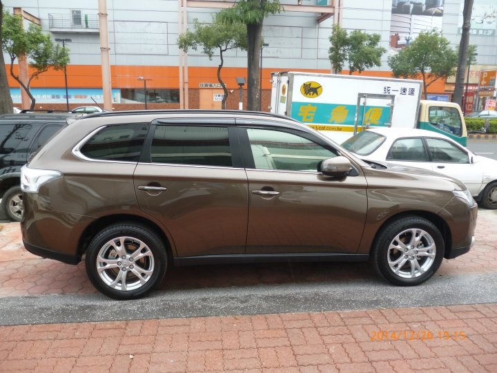 新OUTLANDER 光燦棕 開箱(簡單數位相機拍攝，非高清誤怪！)