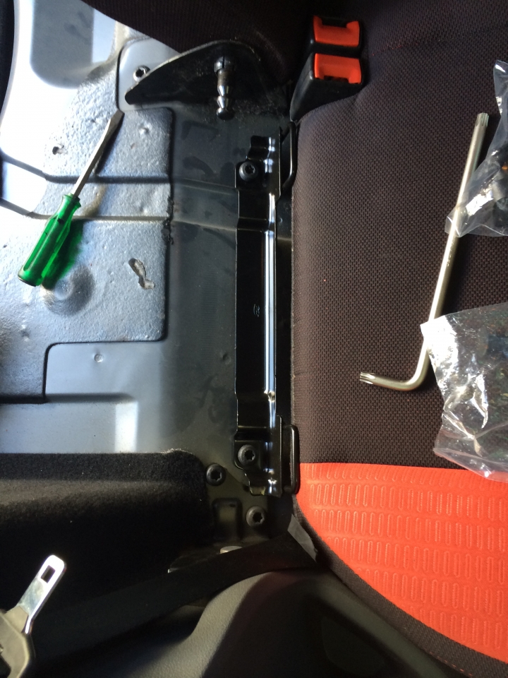FORD FOCUS MK2.5(TDCI 09年) ISOFIX 安裝 教學 (只須拆上椅背)