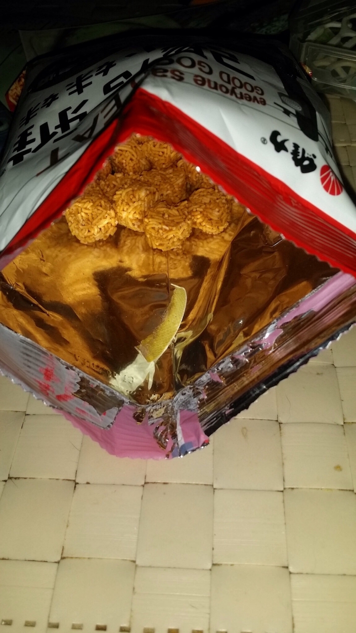吃零食吃到一半出現這個是什麼東西？