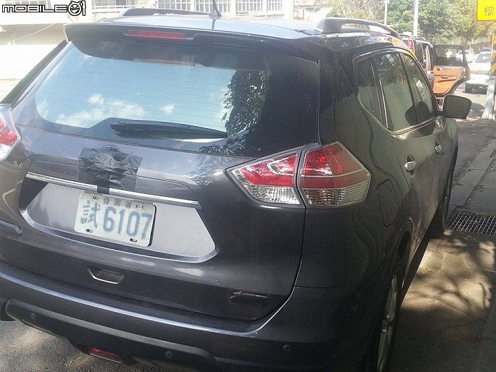 x-trail 偽裝車 近照看點不一樣顏色的吧!