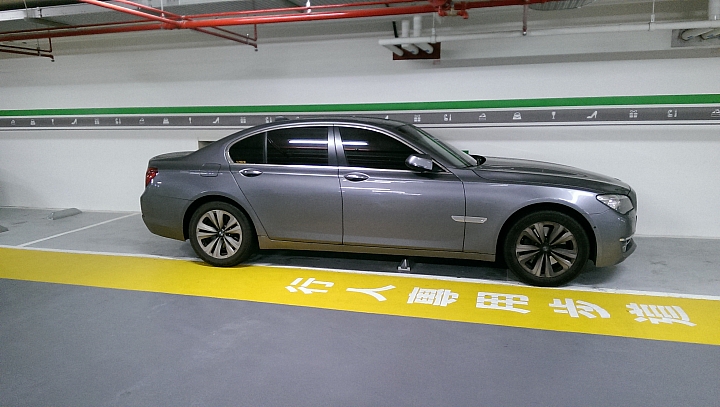 車子霸氣停車也霸氣......