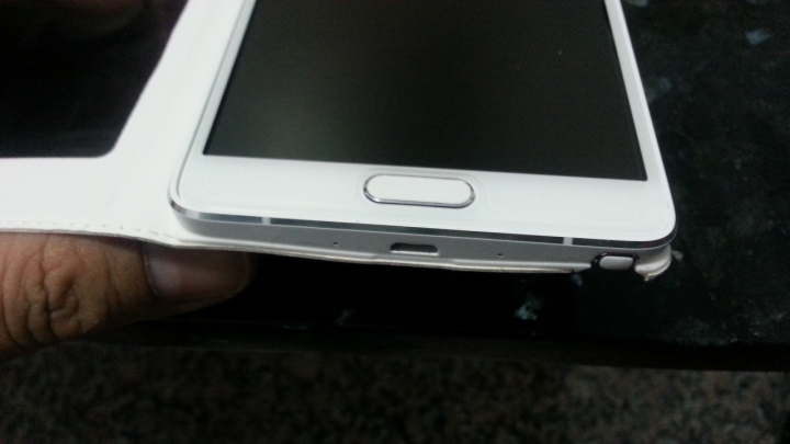 請問有Note4的版友，你們的Touch Panel跟邊框的間隙會這樣嗎??
