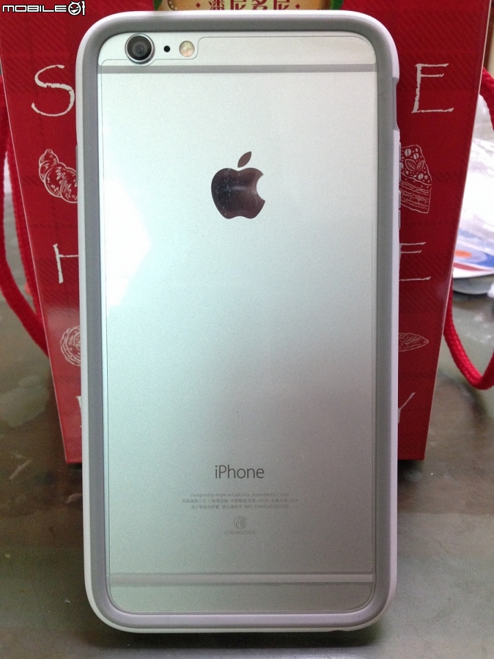 白色犀牛盾 + 銀色 iPhone6 Plus