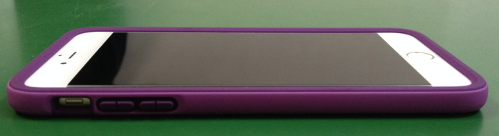 金色iPhone6 Plus裝上紫色犀牛盾保護殼的實品照片分享！