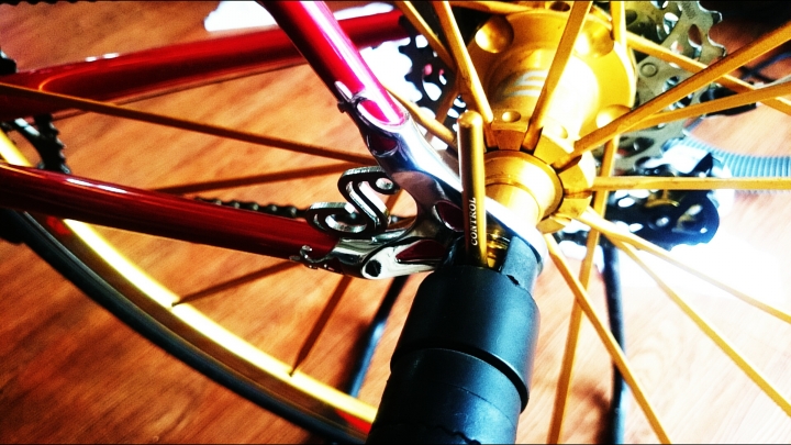 換上新車架～應景的紅，閃閃的亮