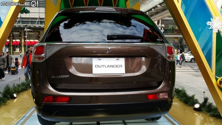全新雙動力Outlander賞車(路過信義威秀Outlander聖誕樹拍拍)初體驗1+1心得分享