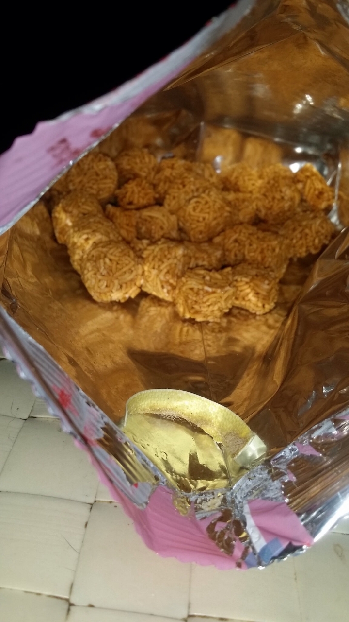 吃零食吃到一半出現這個是什麼東西？