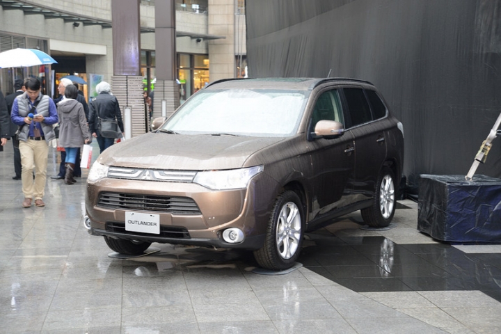 逛阪急巧遇new outlander露天展示