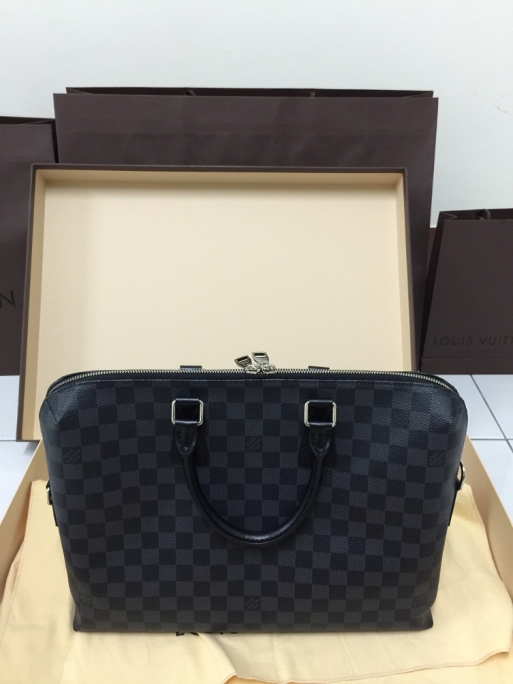 [開箱文]慶祝發票中了，順勢換了用10年的LOUIS VUITION