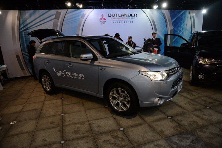 逛阪急巧遇new outlander露天展示