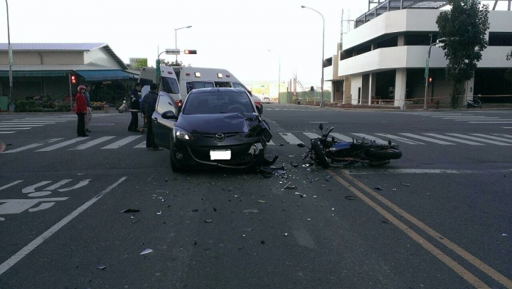 綠燈過路口被對向左轉機車撞