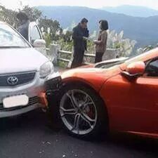 VIOS撞到麥拿崙McLaren