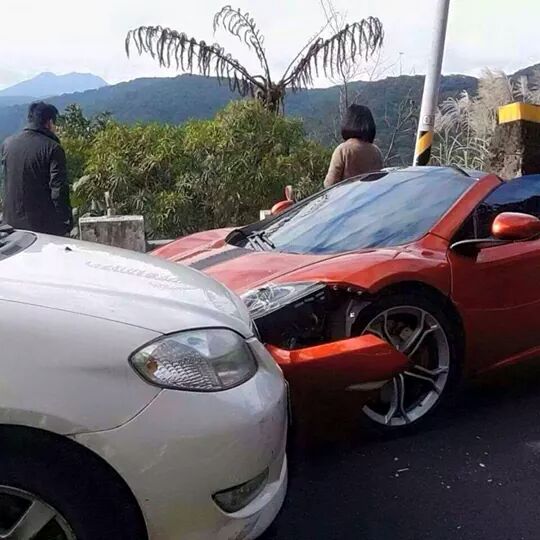 VIOS撞到麥拿崙McLaren