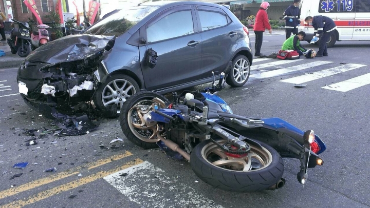 綠燈過路口被對向左轉機車撞