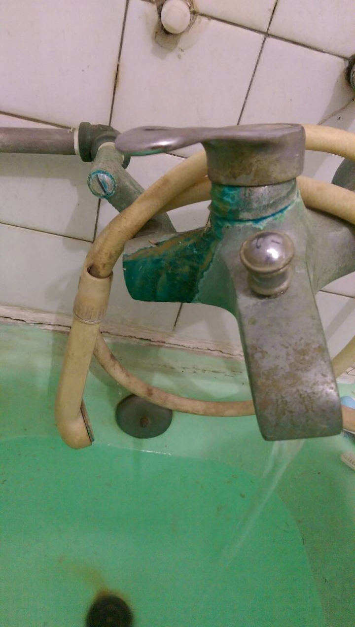 水龍頭和水管長出一堆綠綠的東西，是否該更換？
