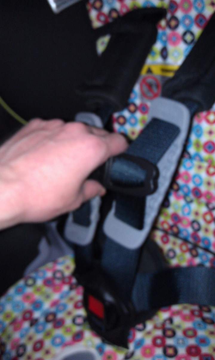 britax BOULEVARD CLICKTIGHT harness 安全帶怎麼用鬆 變長 拉長
