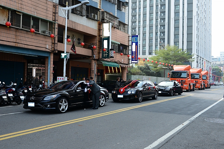 MPV新娘車遇到43噸重量級"就是要幸福"，一樣要幸福哦！