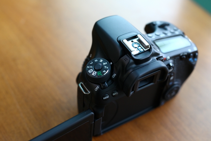 『簡單開箱』第一次買canon的aps-c機身70D。贈品電池一星期就到哩