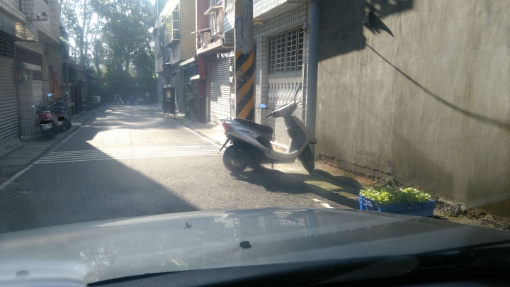家裡巷子口機車橫的停