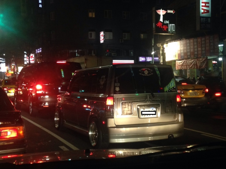 這是英國車嗎...? 還是什麼型號品牌的.......請問各位大大...感謝
