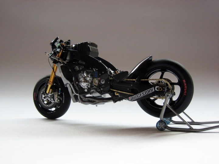 [作品分享] 歷史傳承！YAMAHA YZR-M1 世界GP參賽五十周年紀念