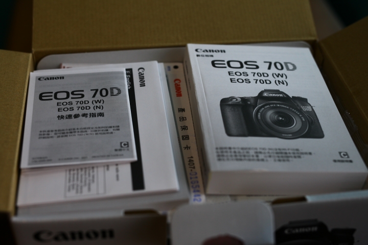『簡單開箱』第一次買canon的aps-c機身70D。贈品電池一星期就到哩