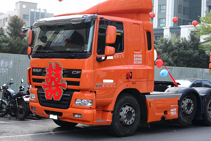 MPV新娘車遇到43噸重量級"就是要幸福"，一樣要幸福哦！
