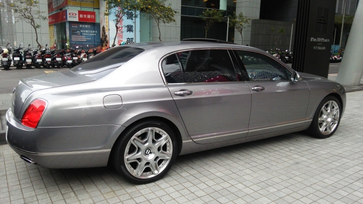 1/18 微風松高 Bentley