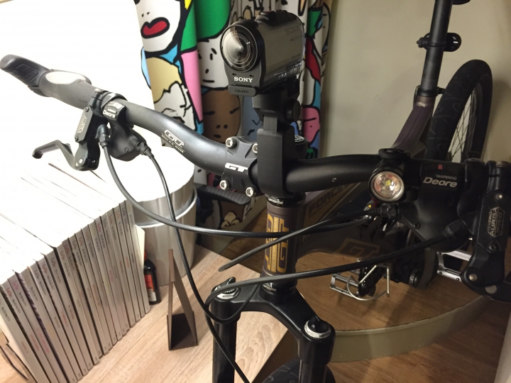 {mr.獅;:彘 開箱&分享} mini，輕便，單車好夥伴 SONY HDR-AZ1