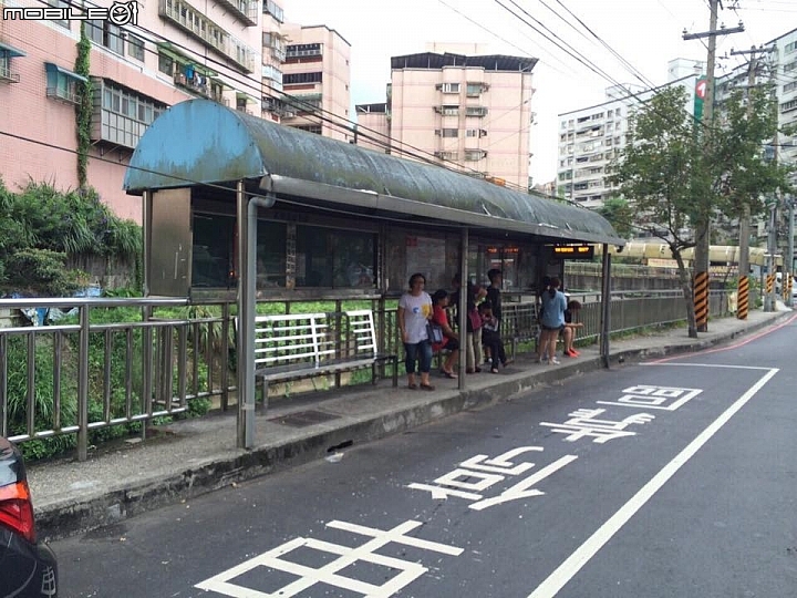 捐贈"巴士候車亭"