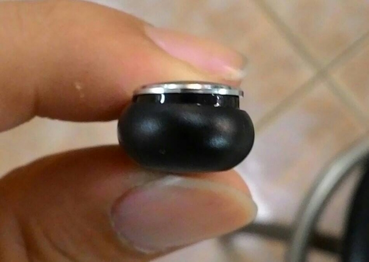 請問大家的小米手環會像這樣歪一邊嗎