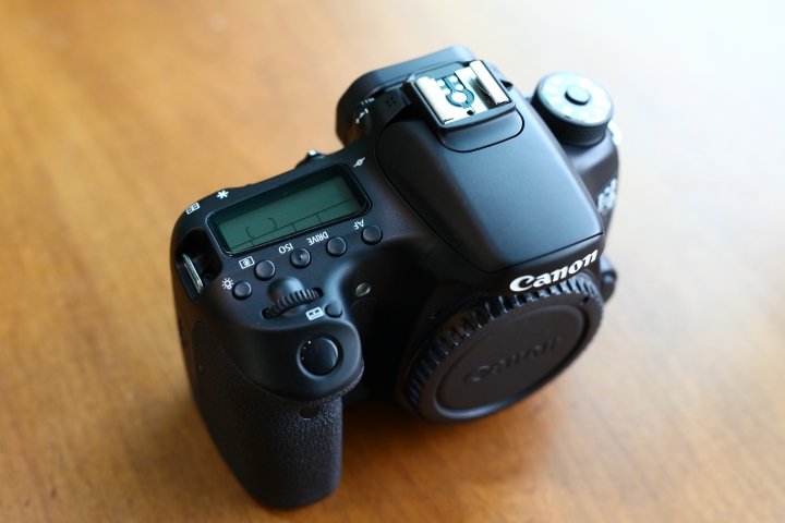 『簡單開箱』第一次買canon的aps-c機身70D。贈品電池一星期就到哩