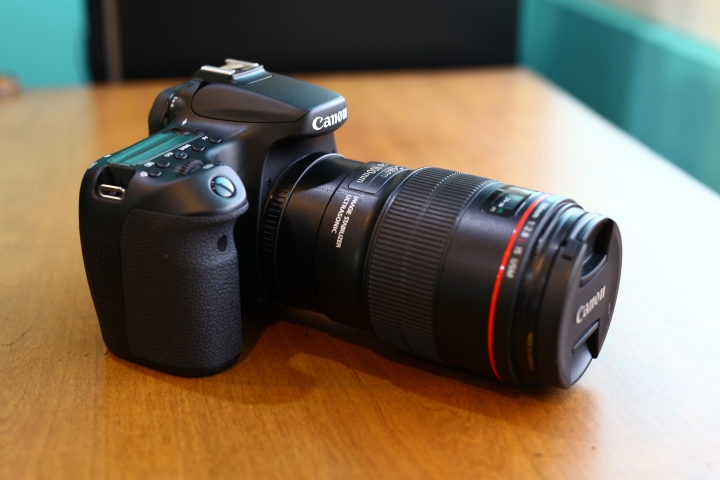 『簡單開箱』第一次買canon的aps-c機身70D。贈品電池一星期就到哩