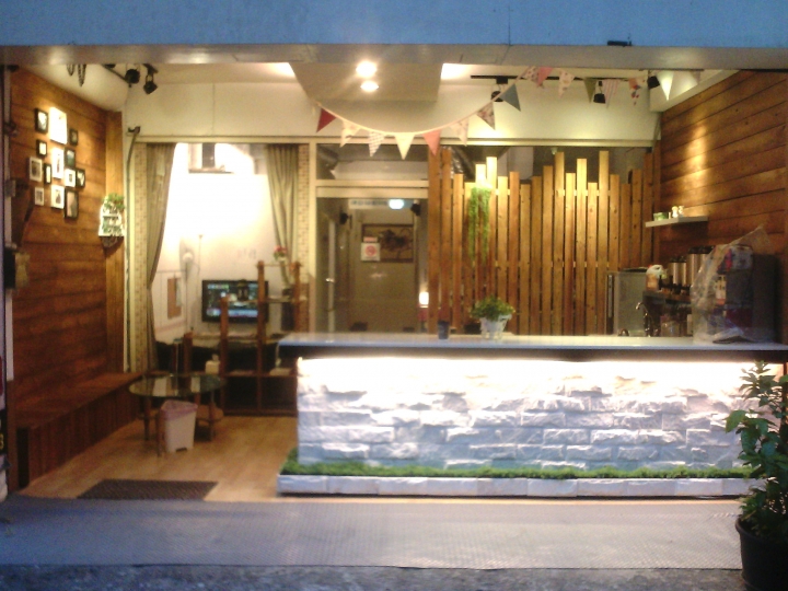 請問.我目前經營一家新型態飲料店.附有包廂可休息可看電視上網.充電等..一個人上班.所以想找人合作.但不知要如何找合作夥伴?