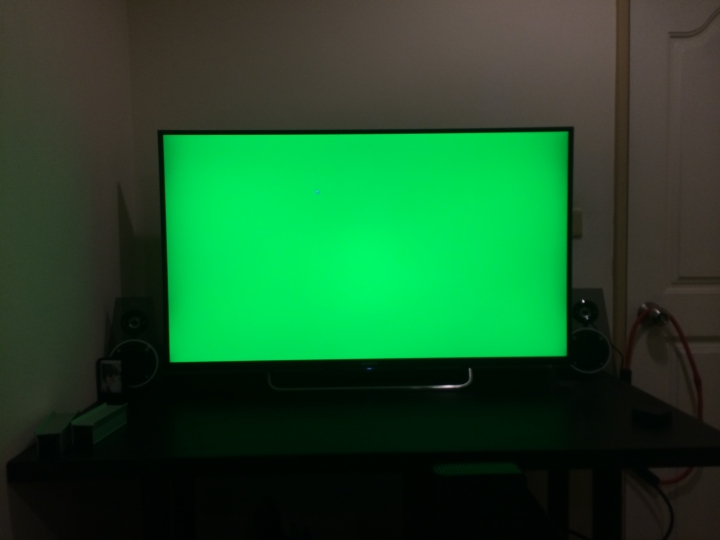 大家的 SONY KDL-42W700B 兩邊會暗角很明顯嗎