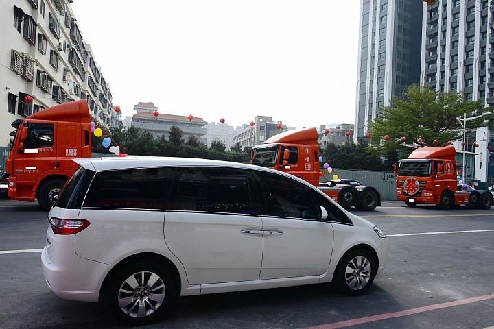MPV新娘車遇到43噸重量級"就是要幸福"，一樣要幸福哦！