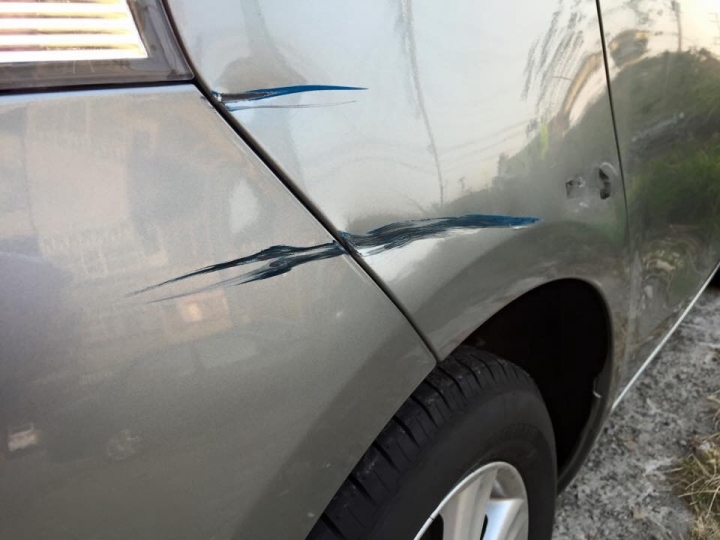 車子停在自家門口被A到