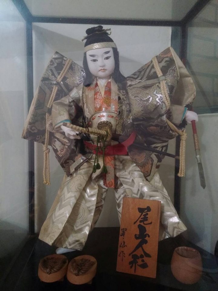 請專家幫看這兩個日本娃娃值多少錢