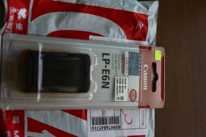 『簡單開箱』第一次買canon的aps-c機身70D。贈品電池一星期就到哩