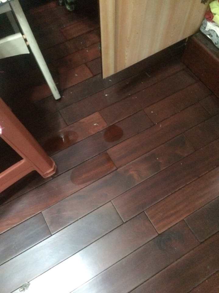 公寓清洗水塔造成的屋內淹水