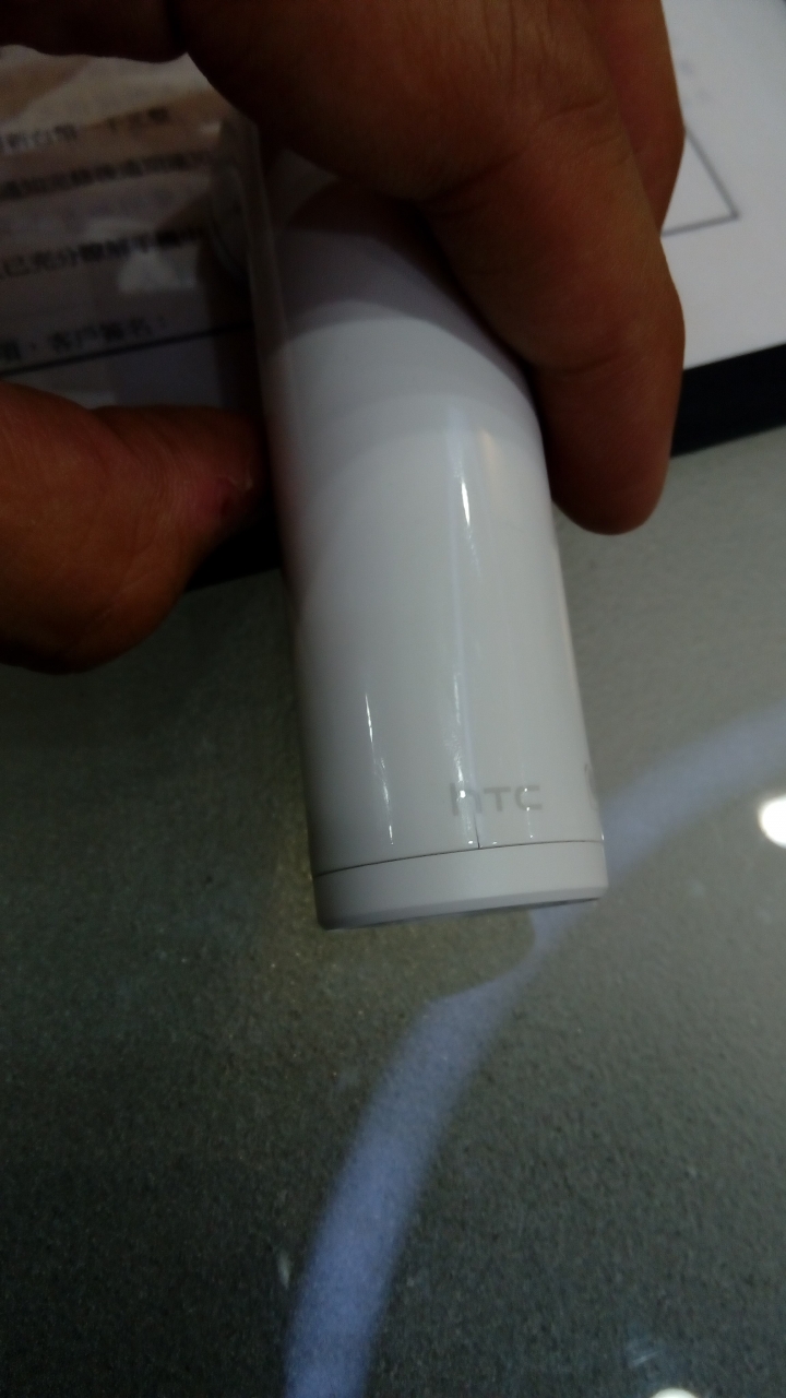 HTC RE 裂痕