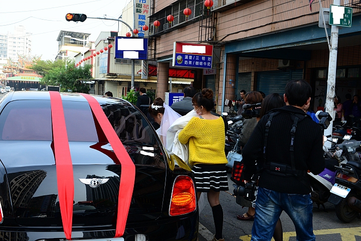 MPV新娘車遇到43噸重量級"就是要幸福"，一樣要幸福哦！