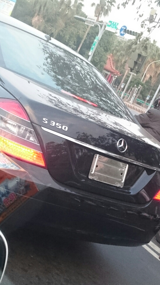 沒車牌敢開上路喔！好大牌的賓士哦,