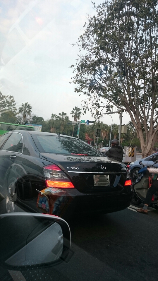 沒車牌敢開上路喔！好大牌的賓士哦,