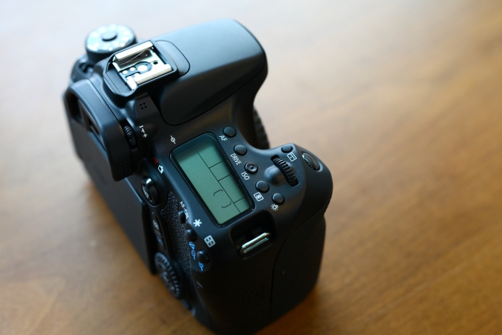 『簡單開箱』第一次買canon的aps-c機身70D。贈品電池一星期就到哩