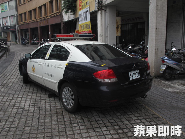 違停人行道被拖吊車主衝出嗆說有沒有搞錯！！