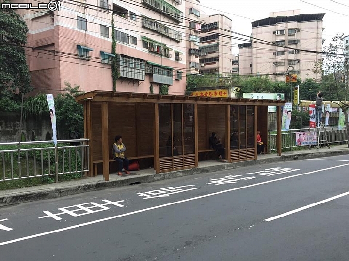 捐贈"巴士候車亭"